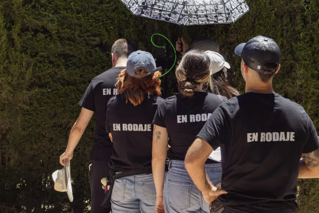 Equipo de Alicante Light Film en un rodaje, de espaldas con camisetas «En rodaje»